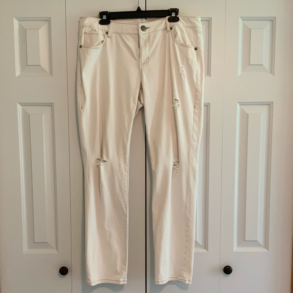 Cabi Slim Boyfriend Off-White Distressed Jeans Style# 5089